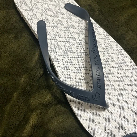 Michael Kors Navy and White Flip Flop Sandals 9 women’s - Picture 7 of 7